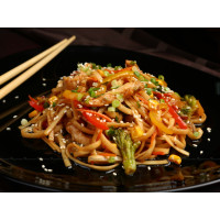 Удон з яловичиною, кукурудзою і овочами (460г)