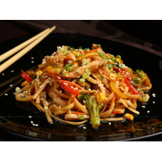 Удон з яловичиною, кукурудзою і овочами (460г)