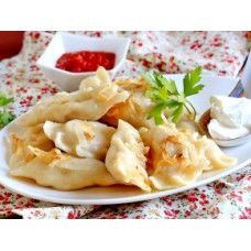 Вареники з капустою під вершково-грибним соусом